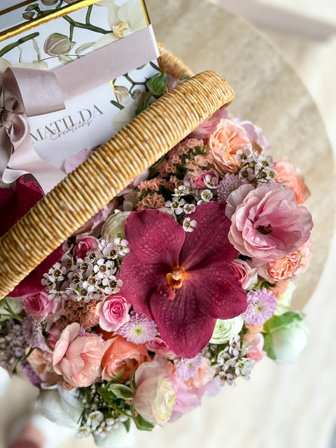 "Blooms & Macaron" Sepeti