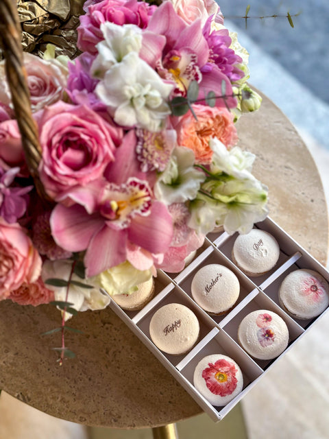 "Blooms & Macaron" Sepeti